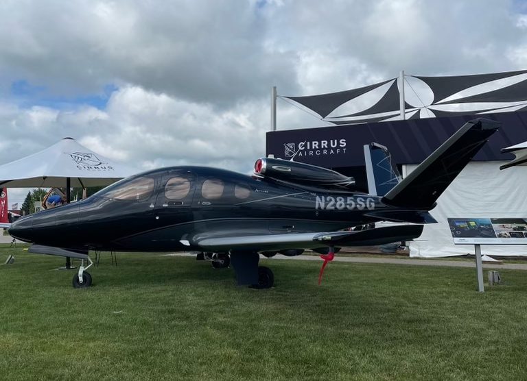 Самолеты магазин. Cirrus Vision sf50. Cirrus Vision Jet g2. Самолет Vision Jet Cirrus aircraft. Самолет 2022.